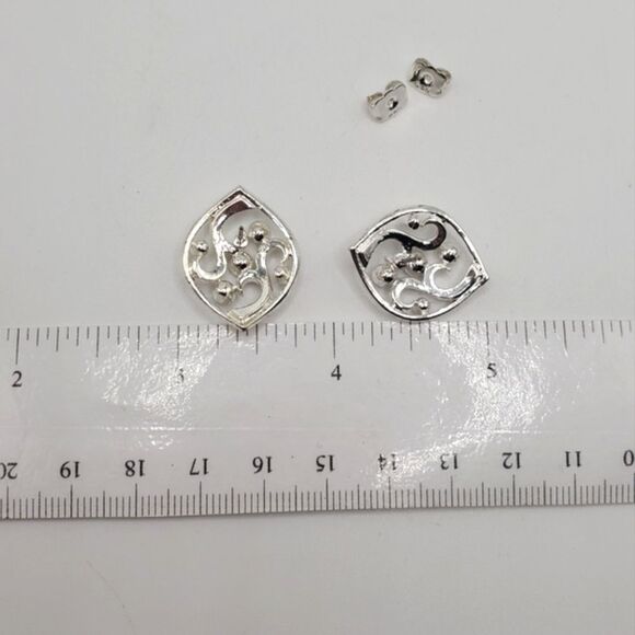 π’3/$19π’ AVONβNRT Sparkling Crystal Silver Tone Earrings Pierced Ears - Picture 5 of 5